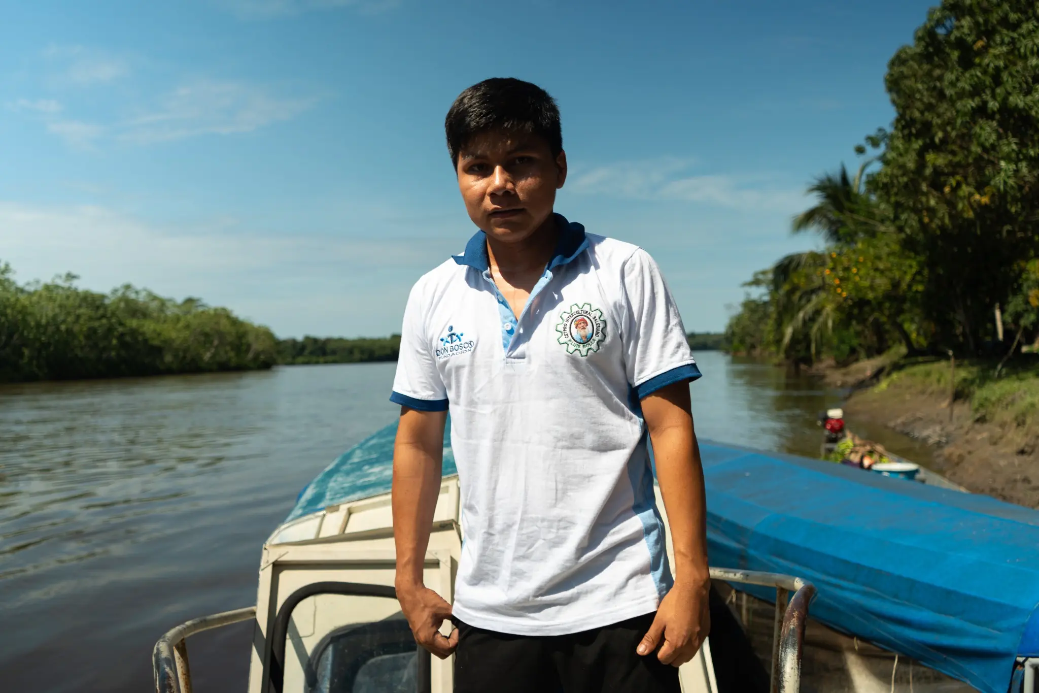 Joven salesiano durante un recorrido fluvial por San Lorenzo