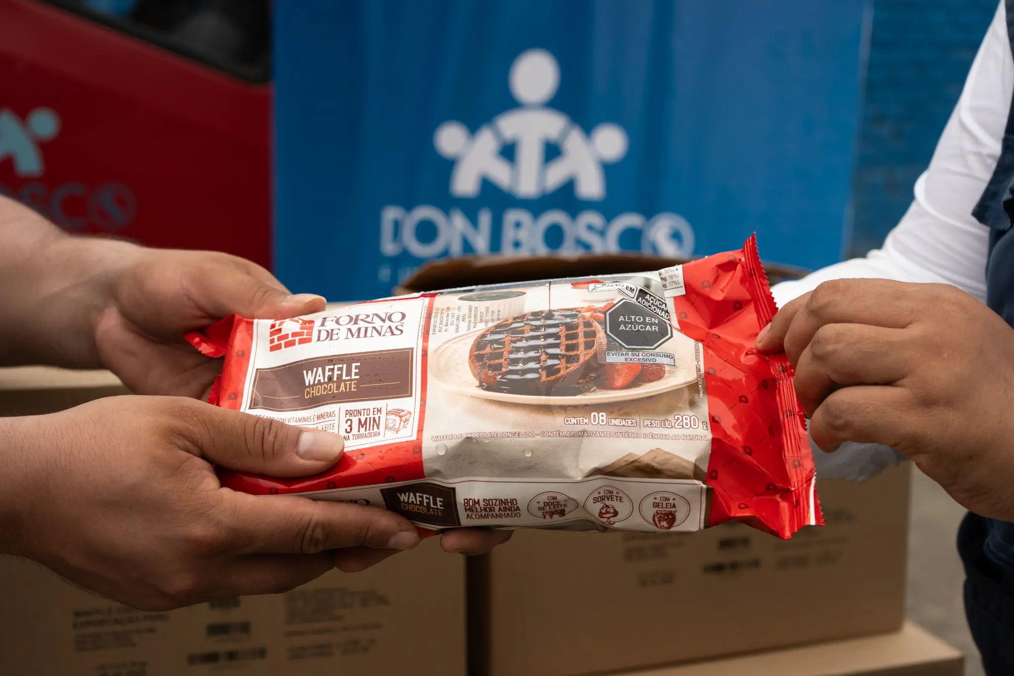Entrega de waffles de chocolate gestionada por Fundación Don Bosco