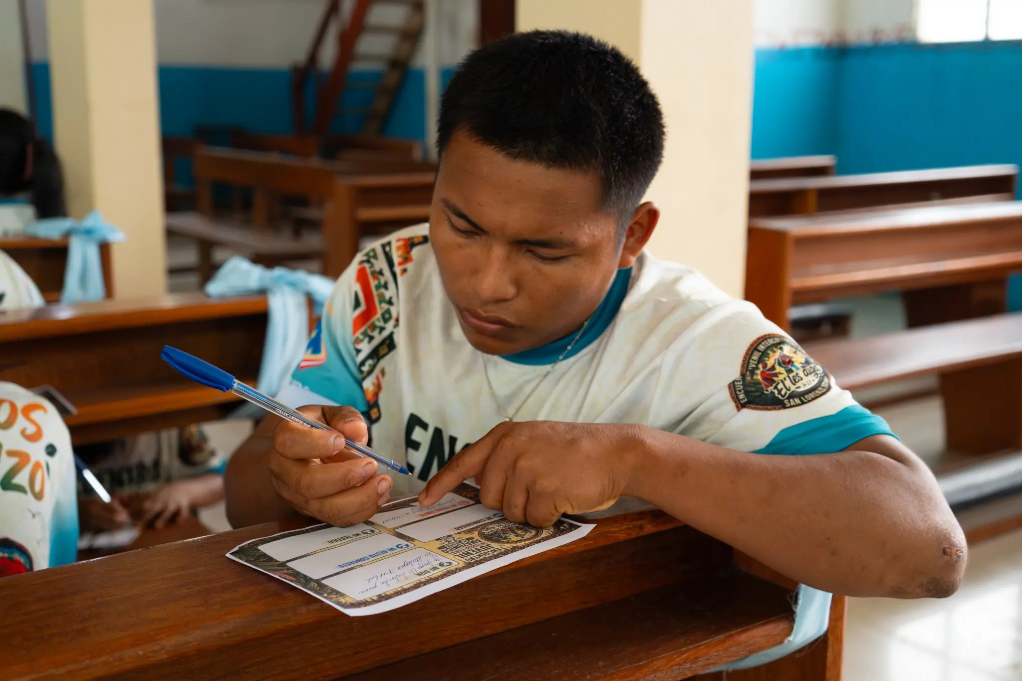 Joven completando una actividad durante el encuentro