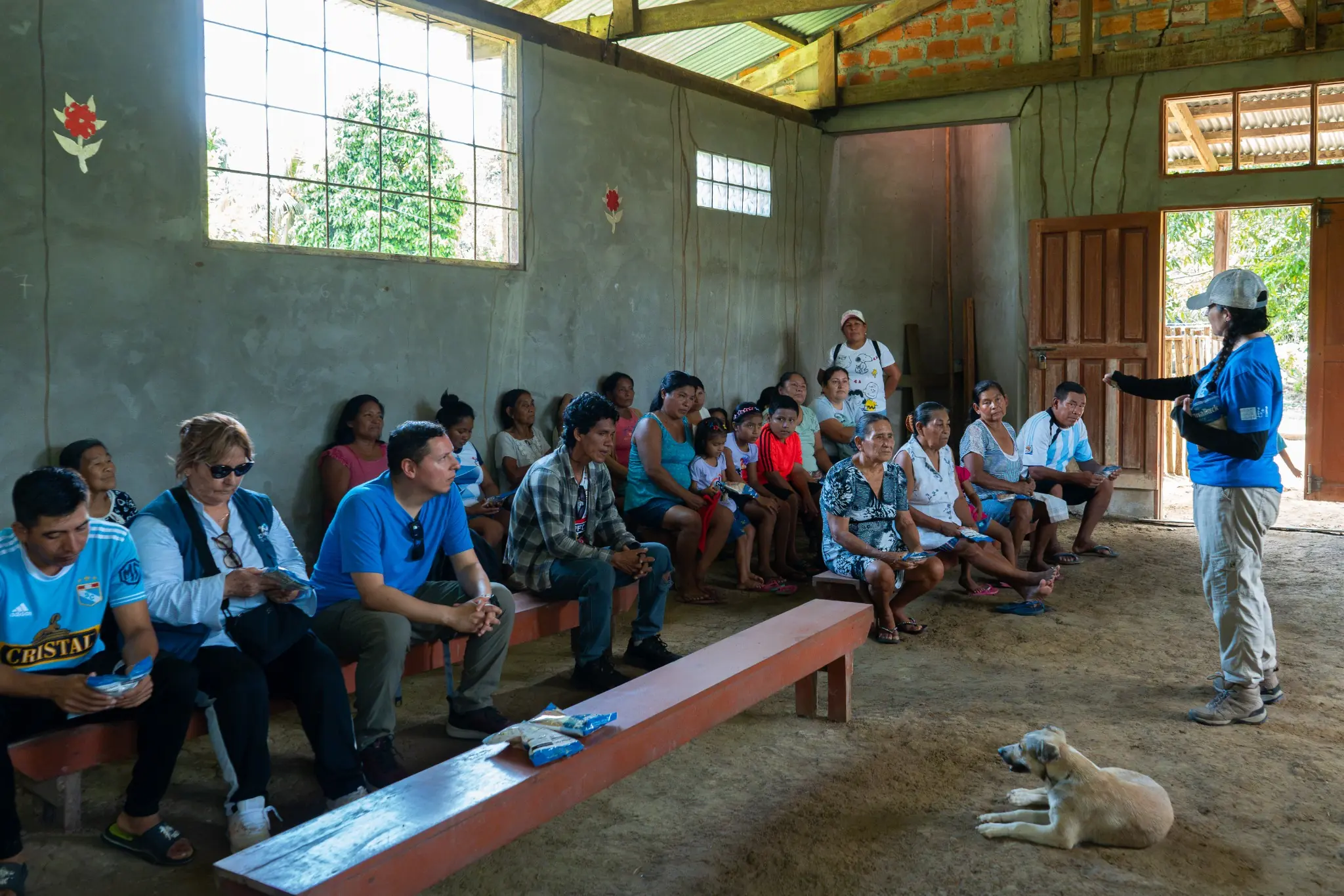 Encuentro con familias y lideresas de una comunidad