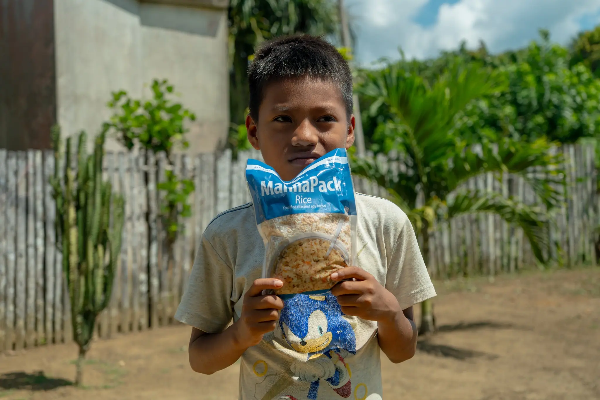 Niño mostrando una bolsa de alimento MannaPack