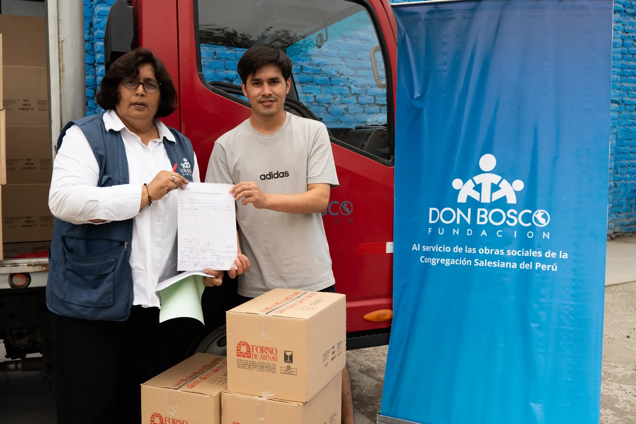 Elena Ganoza durante la entrega de la donación a una obra beneficiaria
