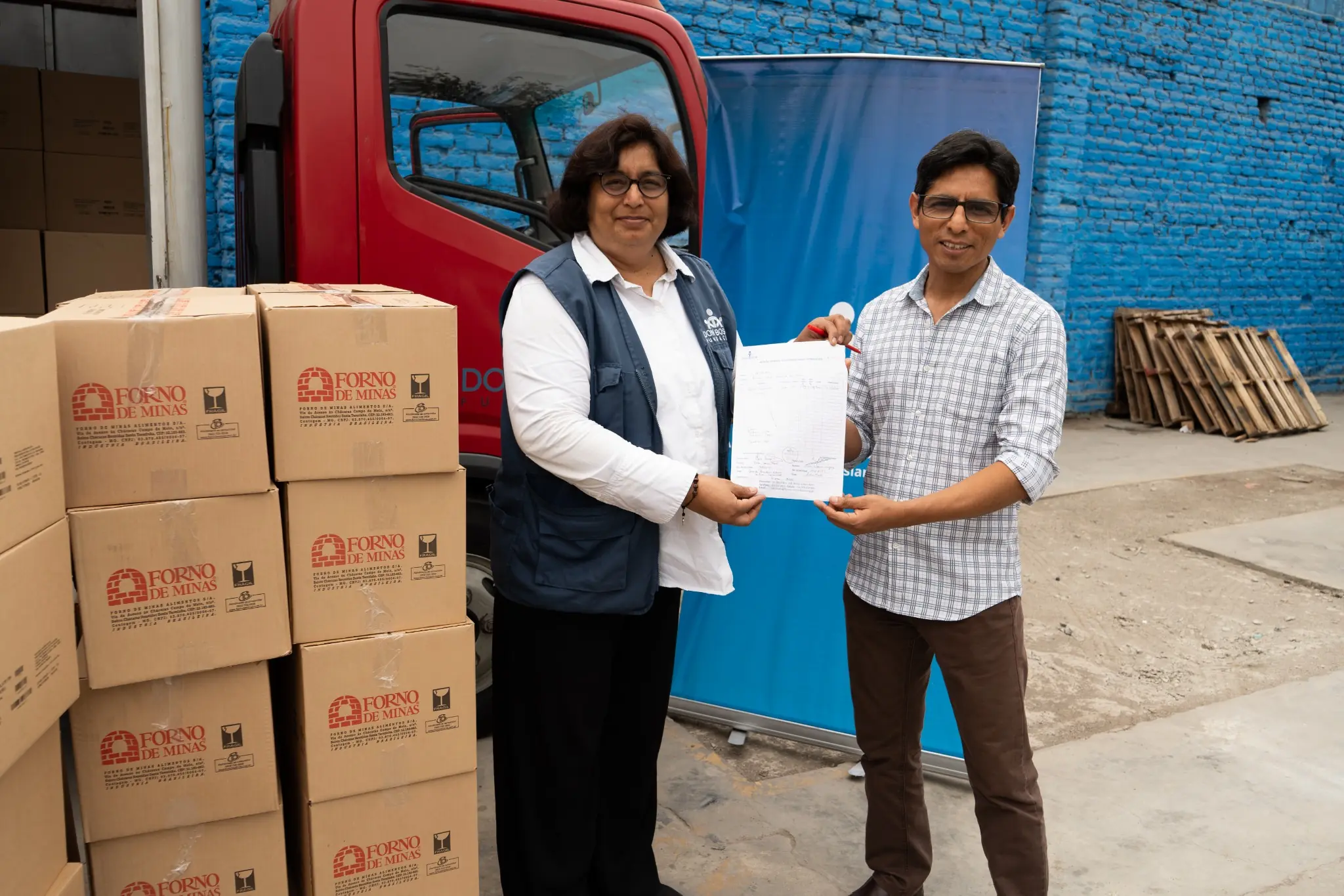 Elena Ganoza durante la entrega de la donación a una obra beneficiaria