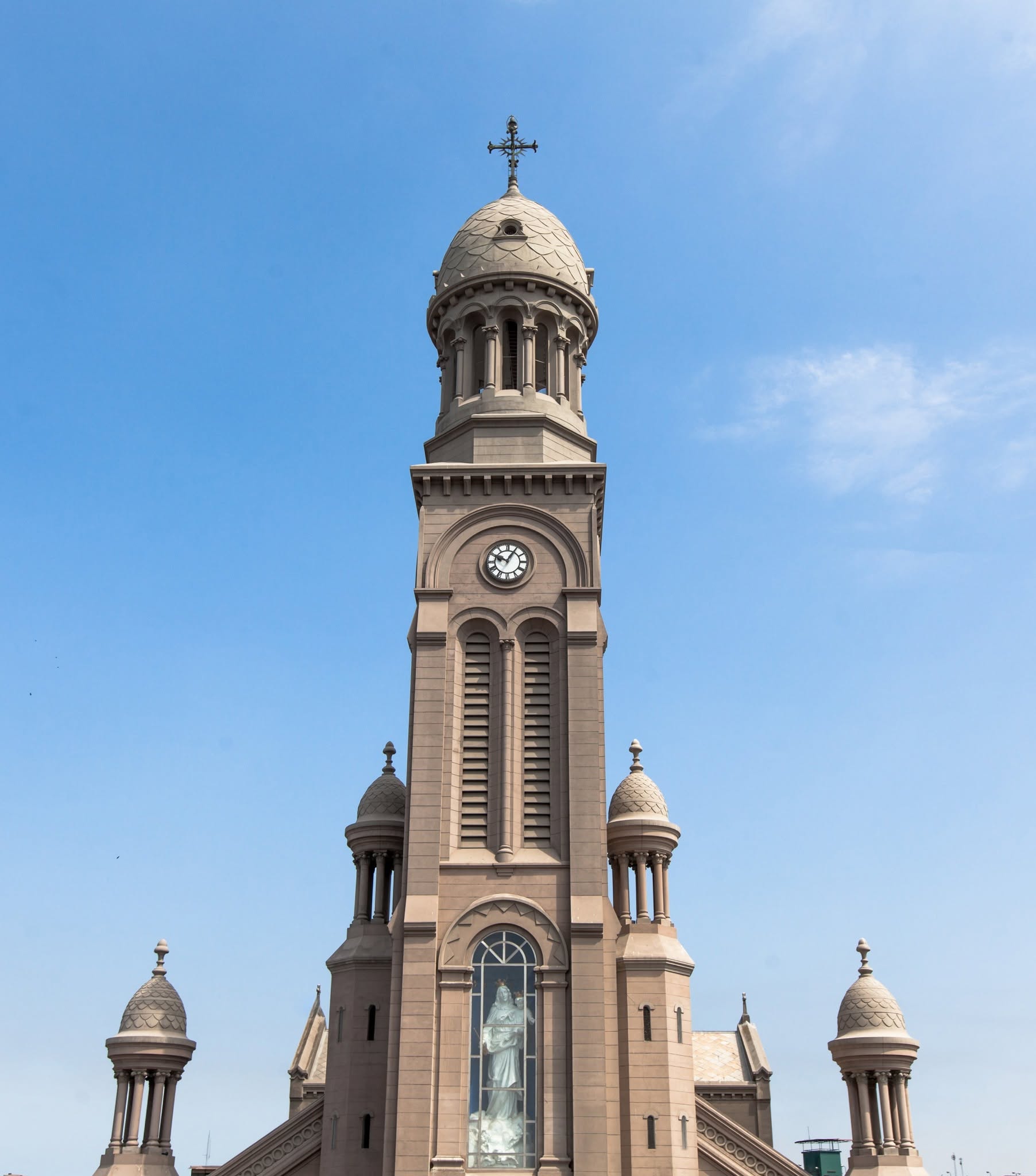 Fachada y torre de la Basílica María Auxiliadora de Breña